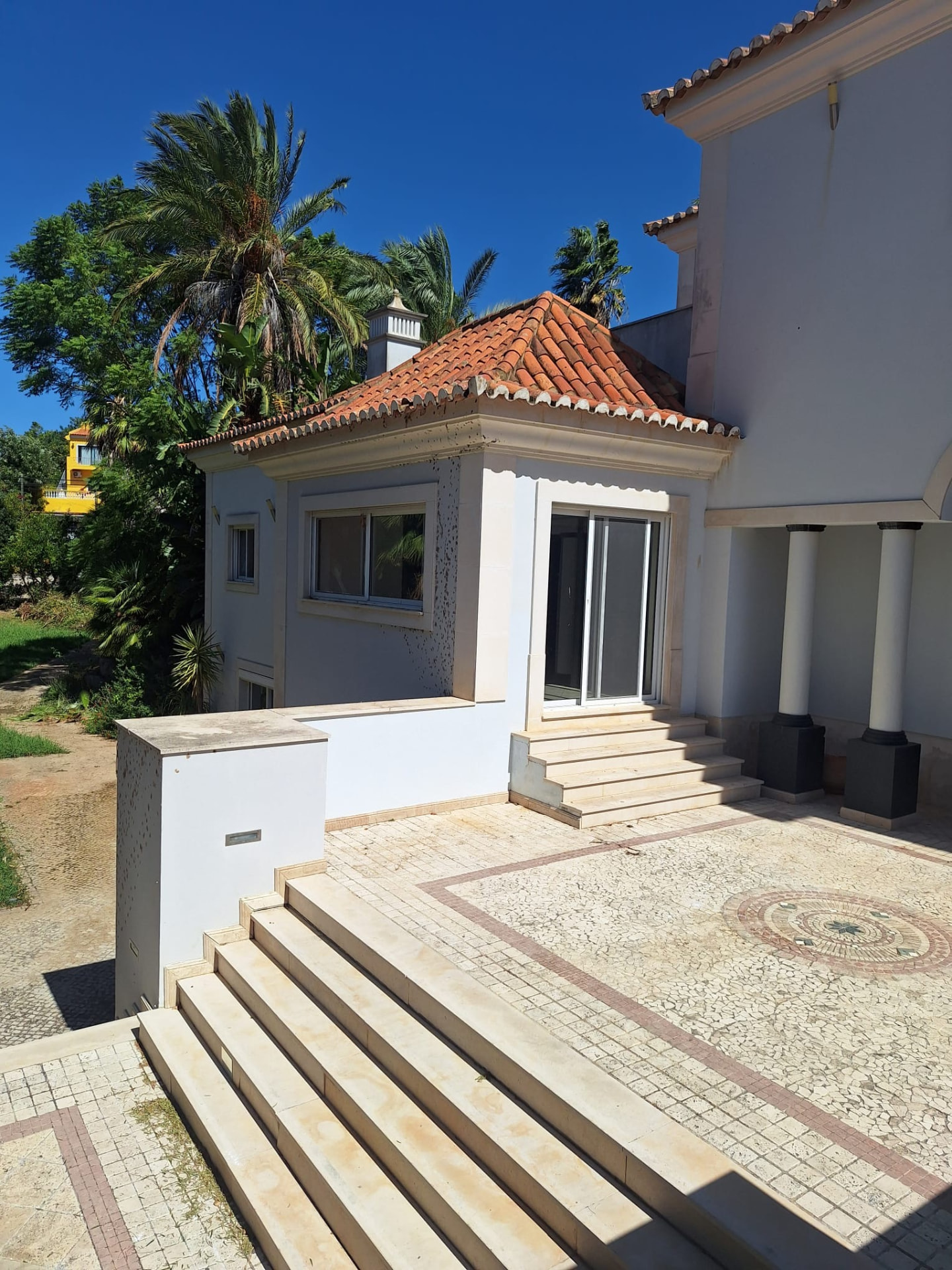 Villa courtyard clear after rubbish removal in Almancil